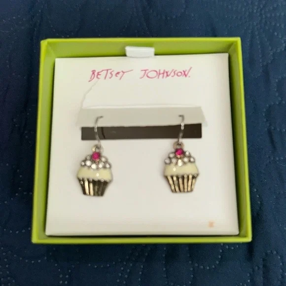 Betsey Johnson cupcake earrings - Picture 1 of 3